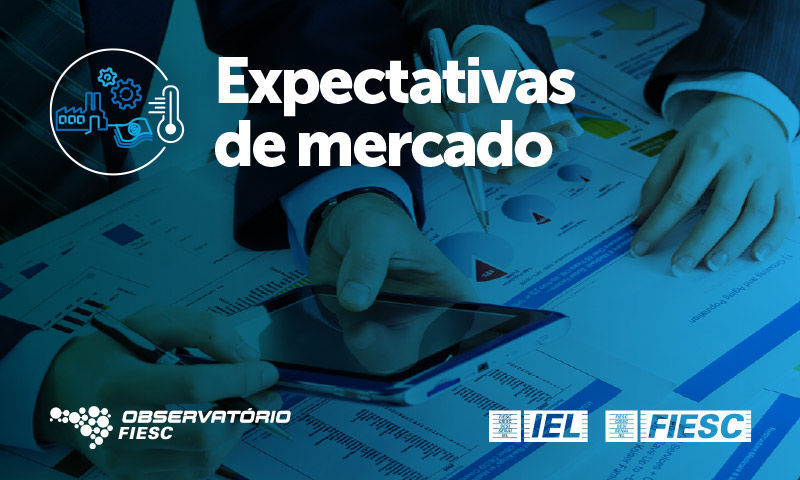 Card mostra uma pessoa segurando um tablet e analisando dados junto com outros gráficos impressos sobre a mesa