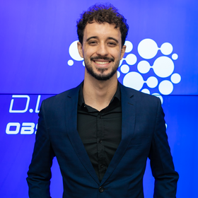 Foto com fundo Observatório do colaborador Alexandre