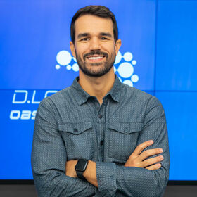 Foto com fundo Observatório do colaborador Rodrigo