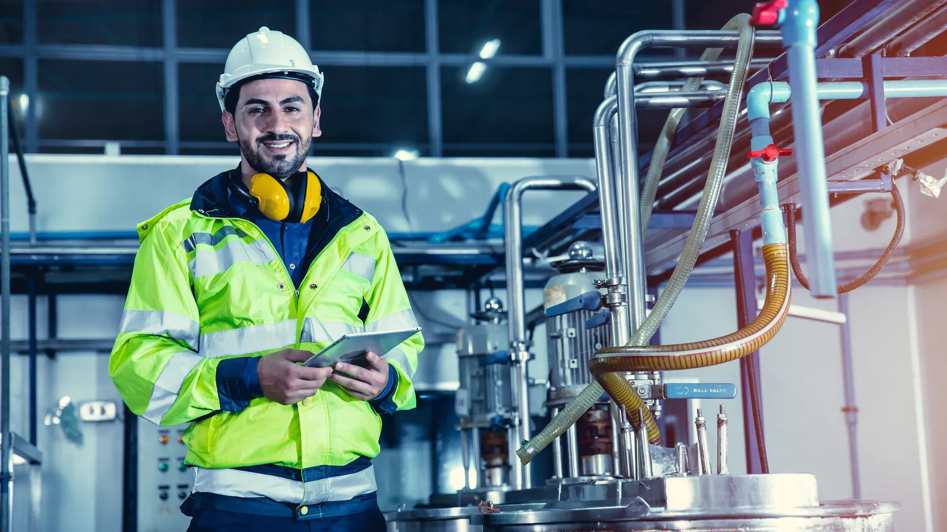 Indústria lidera geração de empregos em  SC no 1º semestre de 2025