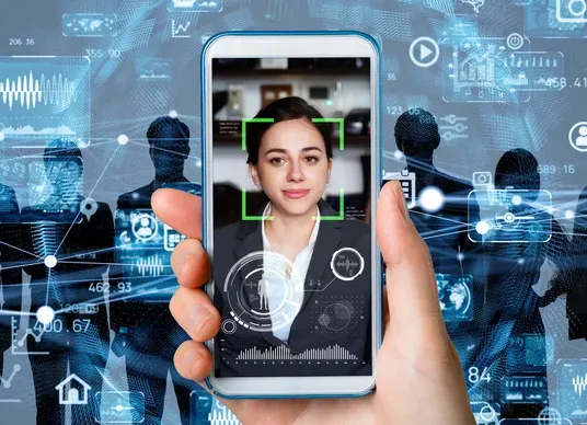 Celular na mão com imagem sobre tecnologia